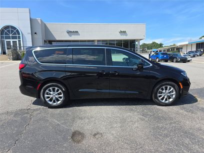 Used 2025 Chrysler Pacifica Select
