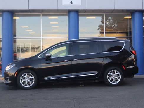 Used 2020 Chrysler Pacifica Limited image 3