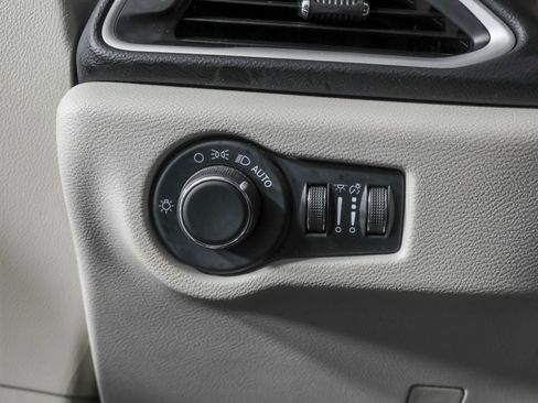 Used 2022 Chrysler Voyager LX image 23