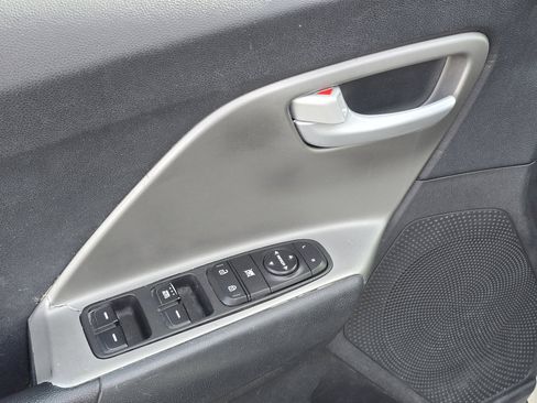 Used 2018 Kia Niro LX image 28