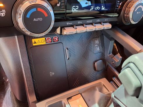 Used 2024 Toyota Tacoma TRD Off-Road w/ TRD Off Road Upgrade Package AWD/4WD image 25