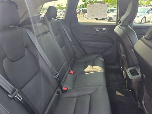 Used 2022 Volvo XC60 B5 Momentum image 7