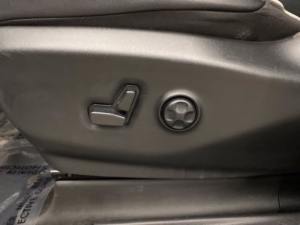 Used 2025 Chrysler Pacifica Limited FWD image 13