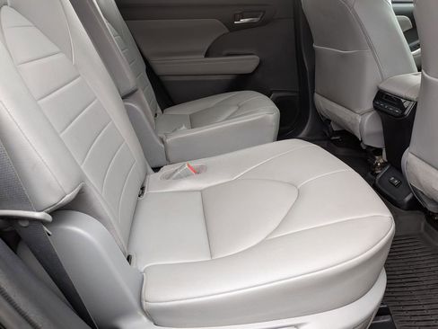 Used 2020 Toyota Highlander XLE AWD/4WD image 29