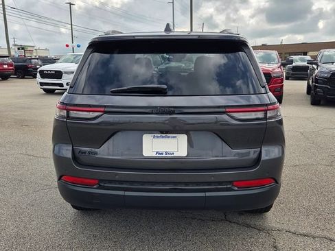 Used 2025 Jeep Grand Cherokee Altitude RWD image 6