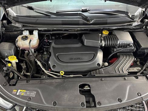 Used 2024 Chrysler Pacifica Touring-L FWD image 21