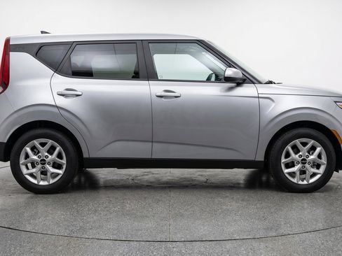 Used 2025 Kia Soul LX w/ LX Technology Package FWD image 11