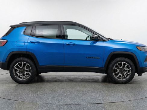 Used 2025 Jeep Compass Trailhawk image 11