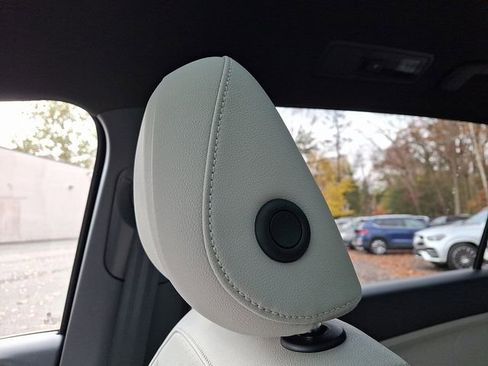 Certified 2022 Volkswagen Tiguan SE R-Line image 17