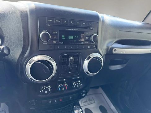 Used 2017 Jeep Wrangler Unlimited Rubicon w/ Connectivity Group AWD/4WD image 16