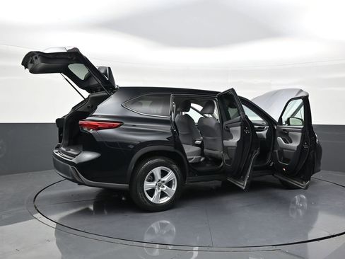 Used 2022 Toyota Highlander L FWD image 29