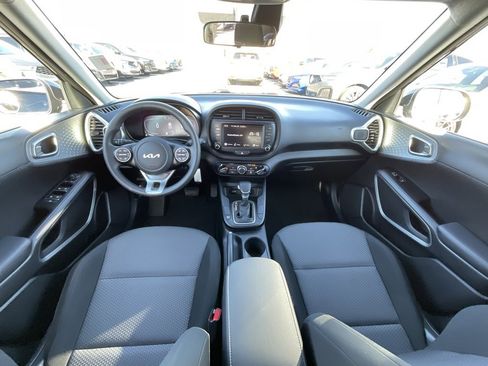 Used 2023 Kia Soul LX w/ LX Technology Package image 9