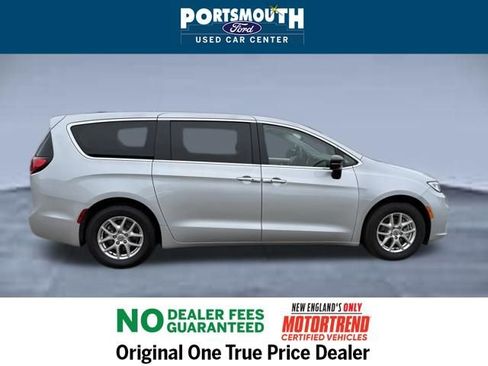 Used 2024 Chrysler Pacifica Touring-L image 6