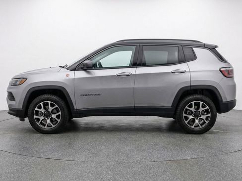 Used 2025 Jeep Compass Trailhawk image 5