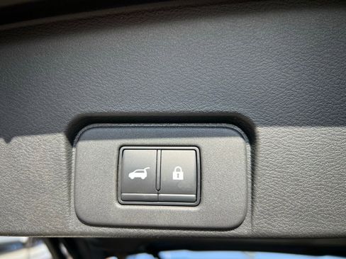 Used 2021 Nissan Rogue Platinum FWD image 21
