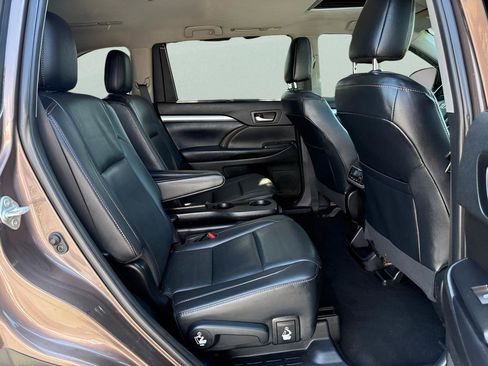 Used 2019 Toyota Highlander XLE FWD image 13