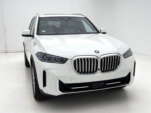 Certified 2024 BMW X5 xDrive40i w/ Premium Package AWD/4WD image 3