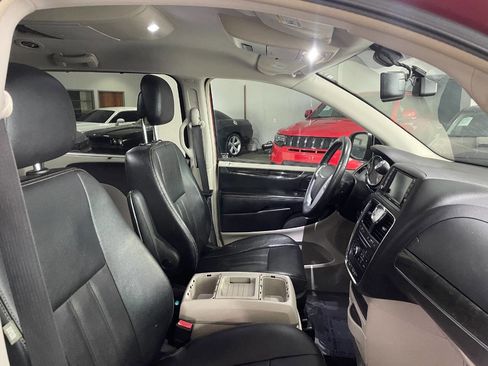 Used 2015 Chrysler Town & Country Touring-L w/ Driver Convenience Group image 30