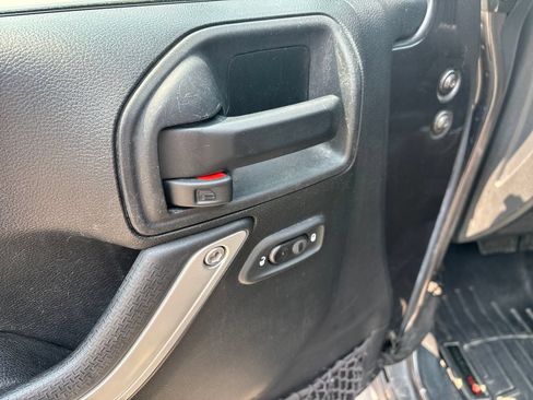 Used 2017 Jeep Wrangler Unlimited Sahara w/ Connectivity Group AWD/4WD image 14