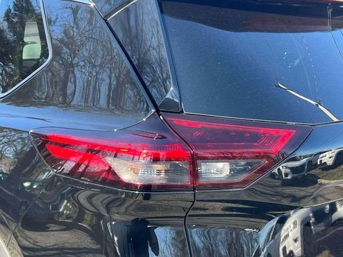 Used 2023 Nissan Rogue SL w/ SL Premium Package image 10