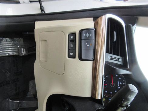 Used 2019 Kia Cadenza Premium image 11