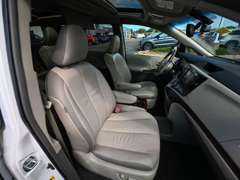 Used 2011 Toyota Sienna Limited w/ Premium Pkg FWD image 26