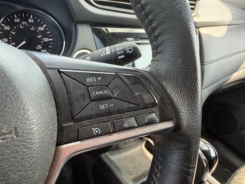 Used 2018 Nissan Rogue SV AWD/4WD image 15