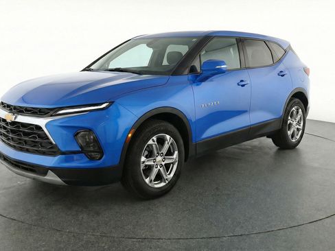 Used 2025 Chevrolet Blazer LT FWD image 3