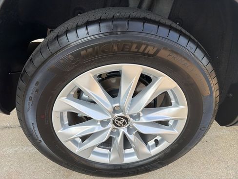 Used 2024 Toyota Corolla Cross LE image 12