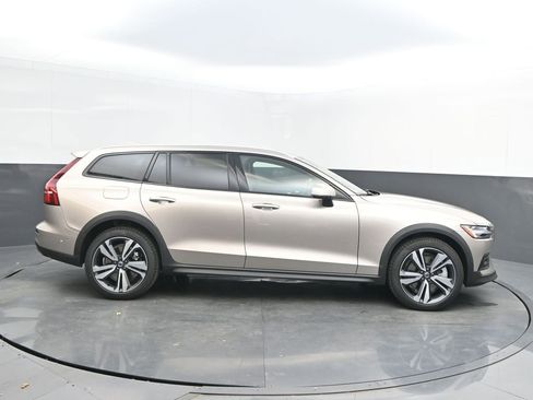 New 2026 Volvo V60 B5 Cross Country Plus w/ Protection Package Premier AWD/4WD image 8