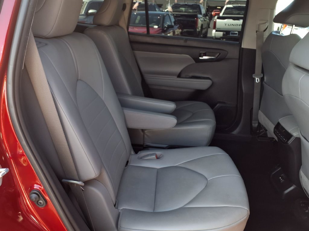 Certified 2021 Toyota Highlander XLE AWD/4WD image 33
