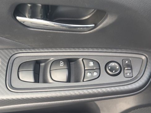 Used 2025 Nissan Versa SV w/ Trunk Package image 17