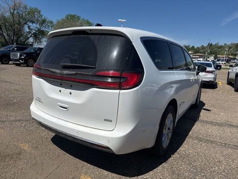 Used 2023 Chrysler Pacifica Touring-L w/ Uconnect Theater Family Group AWD/4WD image 8