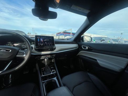 Used 2025 Jeep Compass Limited image 35