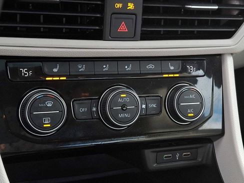 Certified 2023 Volkswagen Jetta SE w/ Panoramic Sunroof Package image 15