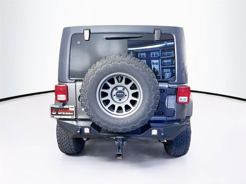 Used 2018 Jeep Wrangler Unlimited Sahara AWD/4WD image 3