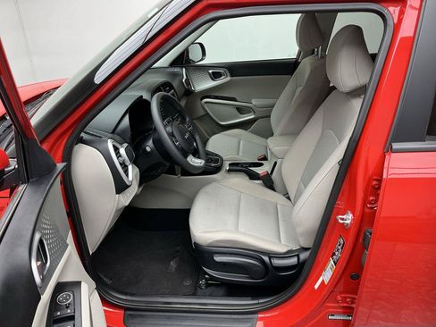 Used 2024 Kia Soul LX FWD image 3