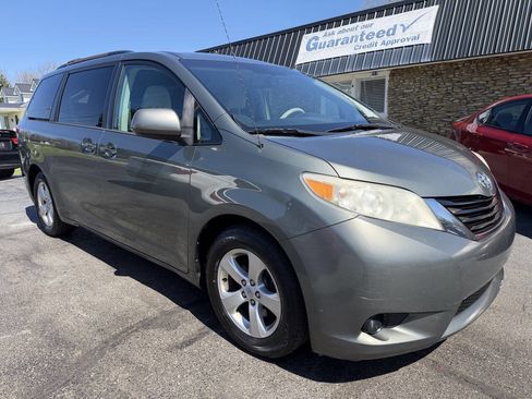 Used 2013 Toyota Sienna LE w/ Towing Pkg FWD image 1