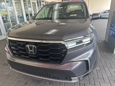Used 2023 Honda Pilot Touring image 2