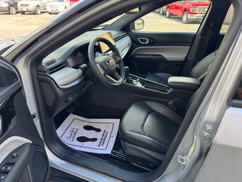 Used 2025 Jeep Compass Limited AWD/4WD image 9