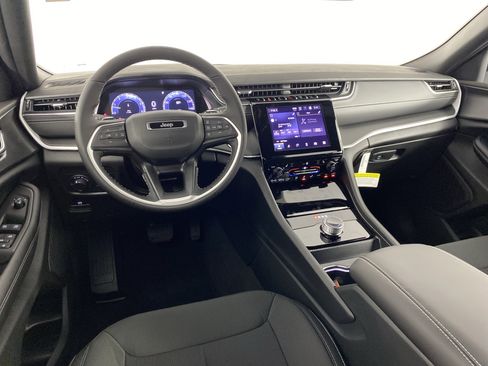 New 2025 Jeep Grand Cherokee Laredo w/ Luxury Tech Group I image 16