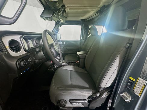 Used 2025 Jeep Wrangler Willys image 13