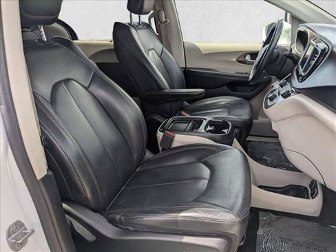 Used 2018 Chrysler Pacifica Touring-L FWD image 20