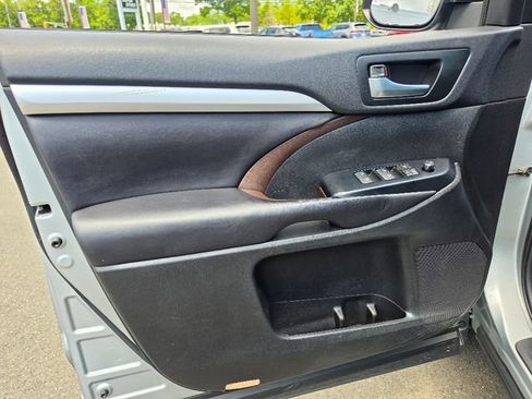 Used 2019 Toyota Highlander XLE AWD/4WD image 19
