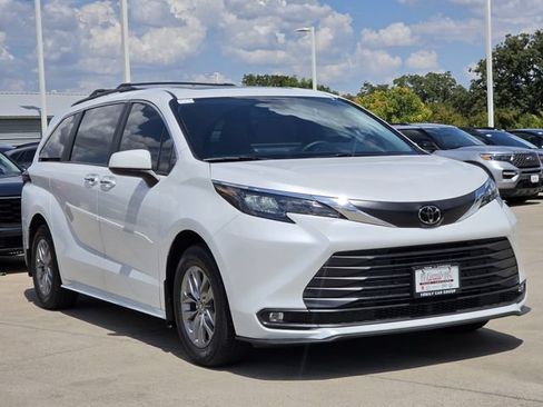 Certified 2026 Toyota Sienna XLE FWD image 2