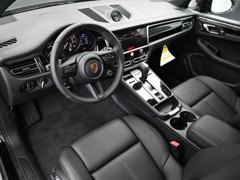 Certified 2026 Porsche Macan AWD/4WD image 4