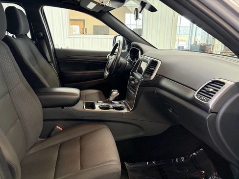 Used 2020 Jeep Grand Cherokee Laredo w/ Security & Convenience Group image 27