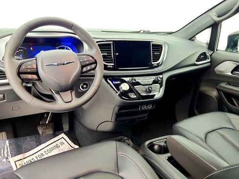 Used 2024 Chrysler Pacifica Limited image 12
