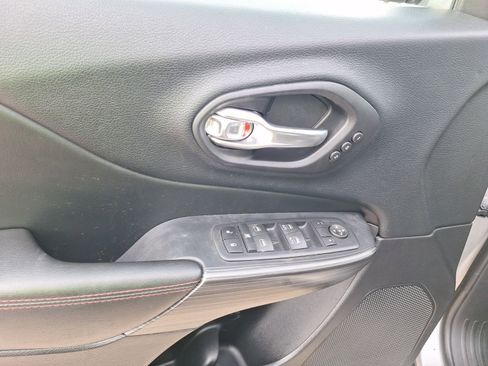 Used 2017 Jeep Cherokee Trailhawk AWD/4WD image 19
