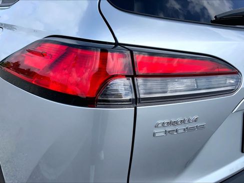 Used 2023 Toyota Corolla Cross XLE w/ Convenience Package FWD image 28